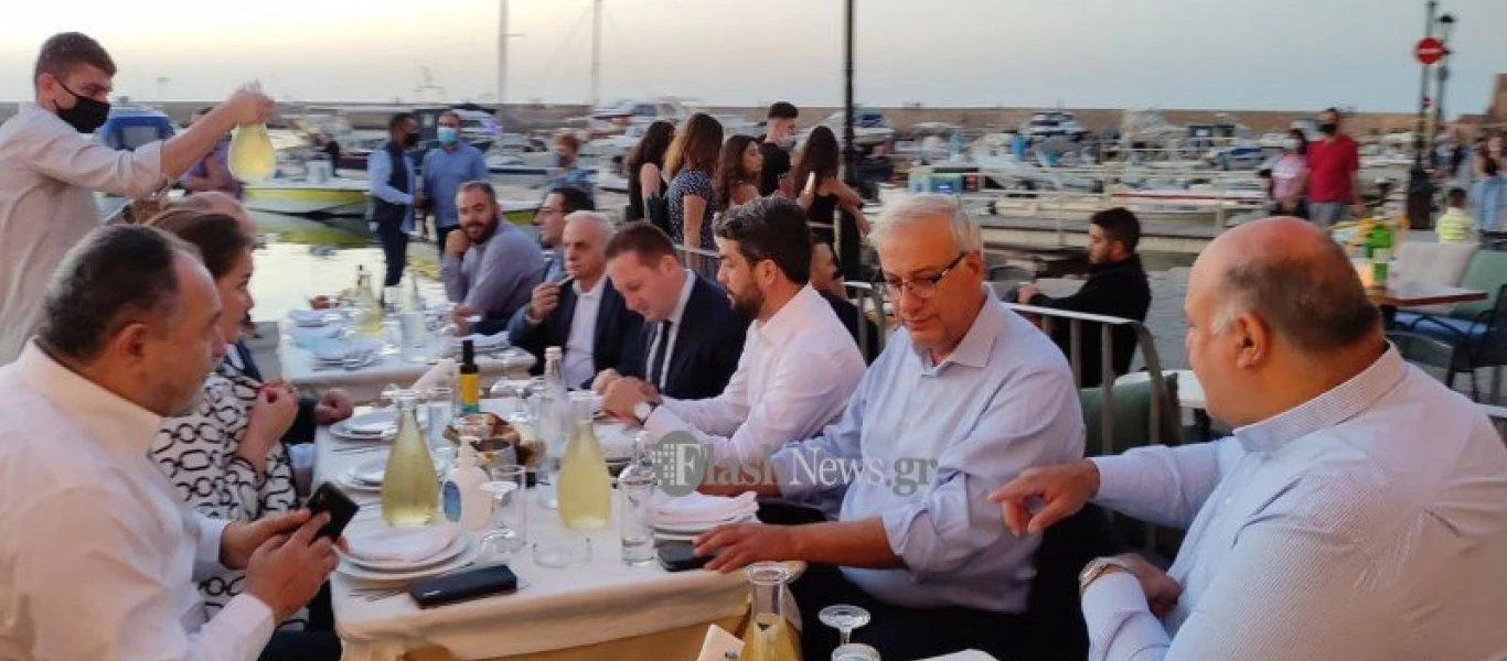 Χανιά: «Συνωστισμός» σε γεύμα του Στέλιου Πέτσα - Εκτός ή εντός των ορίων οι αποστάσεις των τραπεζιών;